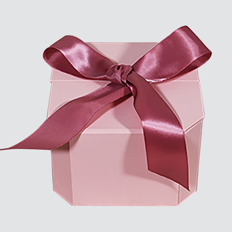 Rózsaszín, édes Bowknot díszdobozban alakú szárnyas gyertya kupa csokoládé gyönyörű díszdobozban